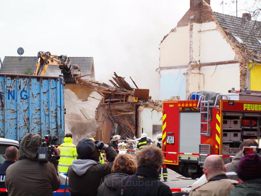 Hausexplosion Bruehl bei Koeln Pingsdorferstr P556.JPG